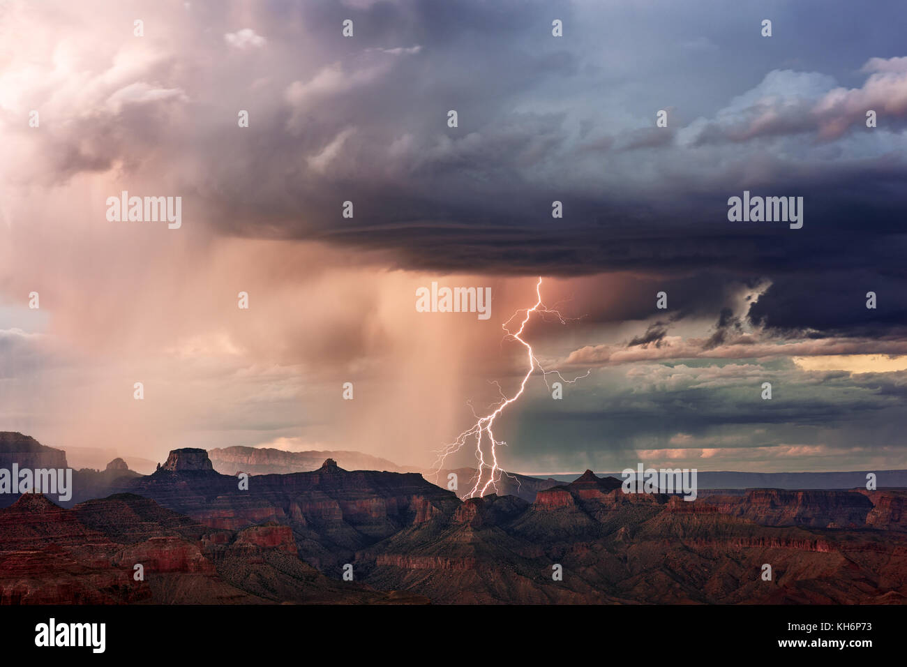 Fulmine nel Grand Canyon durante una tempesta estiva. Navajo Point, Grand Canyon National Park, Arizona, Stati Uniti Foto Stock