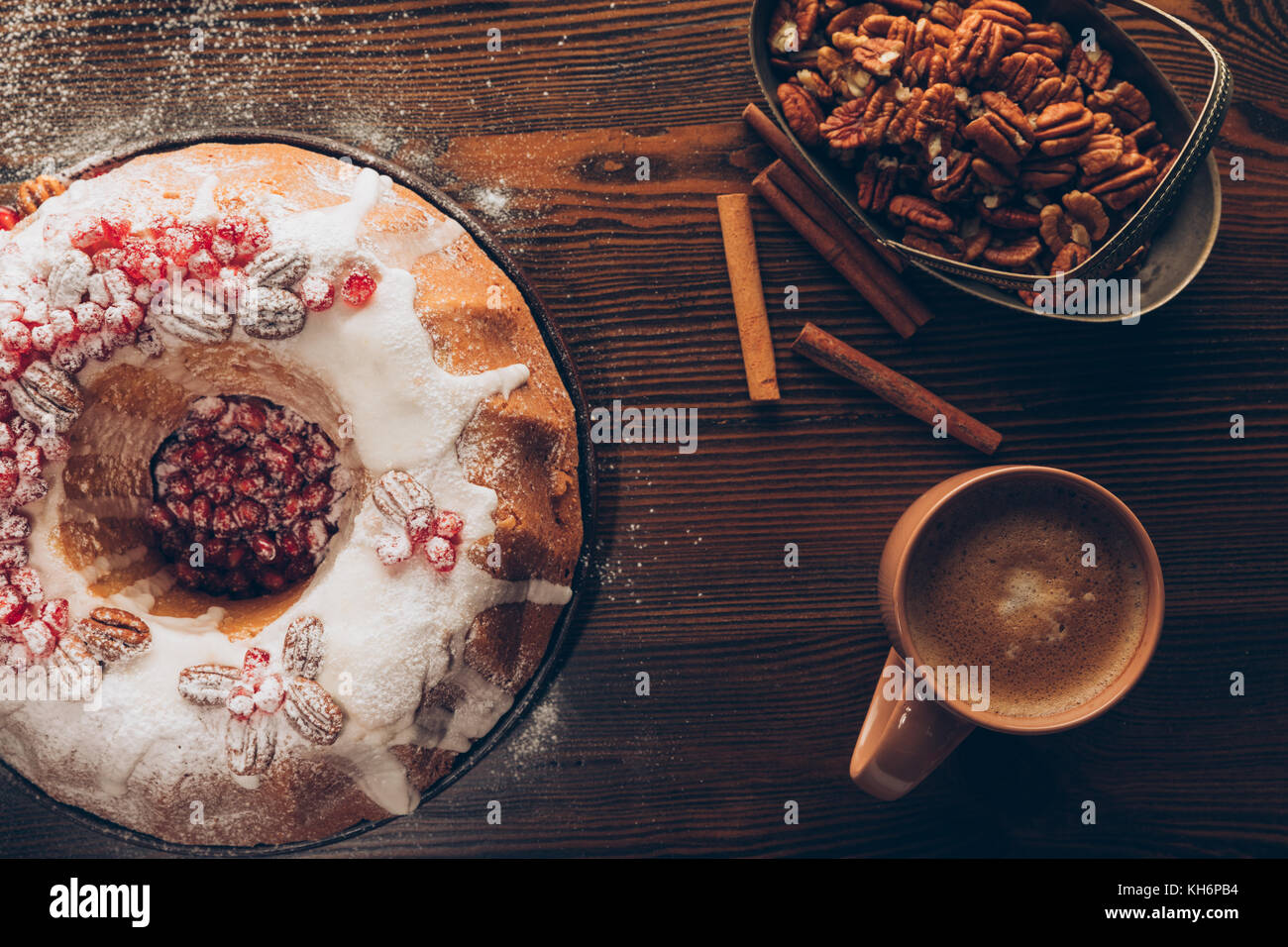 In casa la torta di Natale e caffè Foto Stock