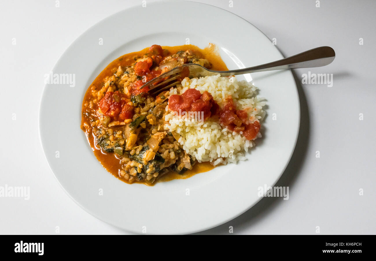 Pesce speziato spezzatino con riso bianco e Pico de Gallo Foto Stock