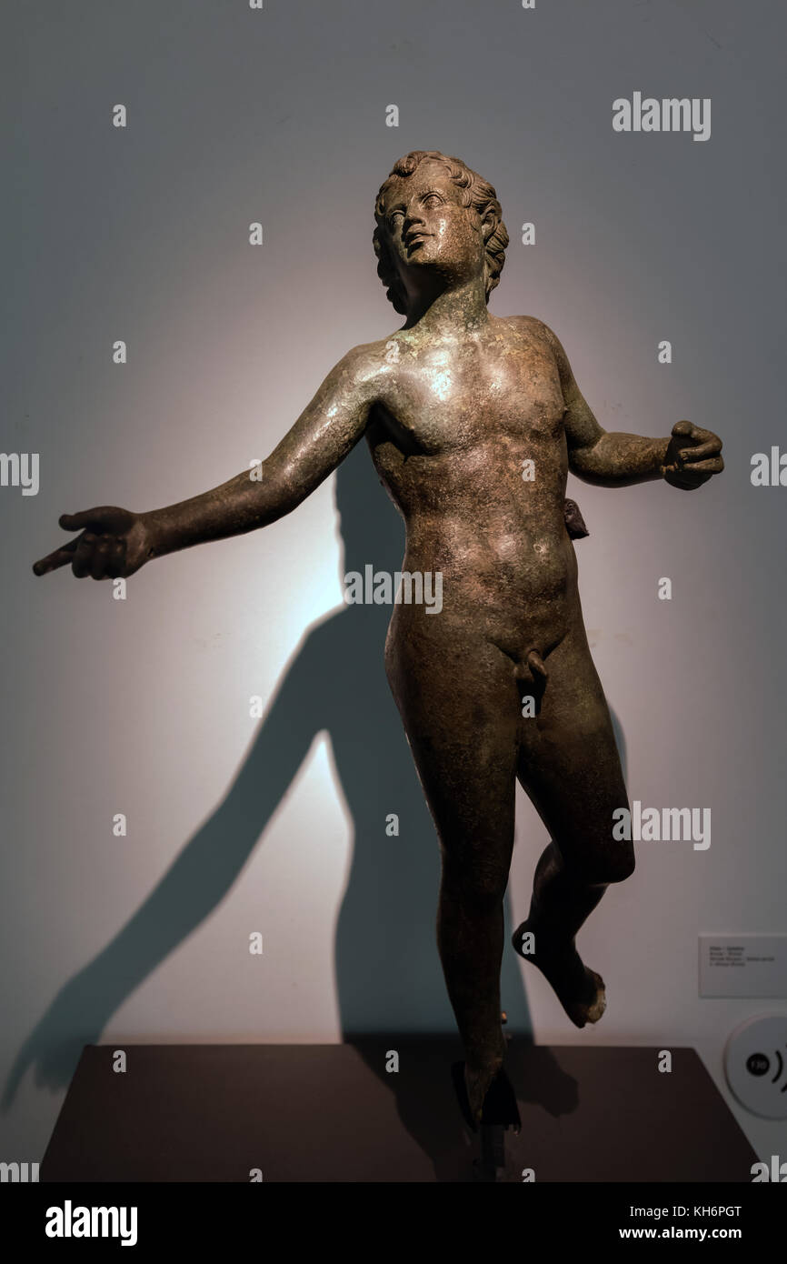 Museo di Evora. statua in bronzo di ephebos, periodo romano. ephebos è una parola greca per un adolescente o uno status sociale riservato a che età in antichità. Foto Stock