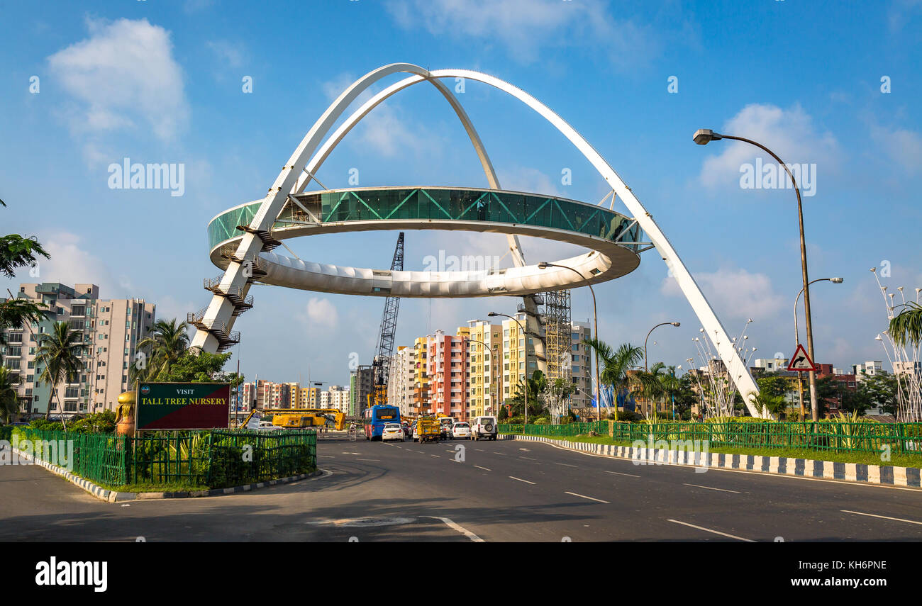 Città moderna architettura e gli edifici residenziali con il lavoro di sviluppo in corso in città intersezione stradale a rajarhat area di Calcutta, in India. Foto Stock