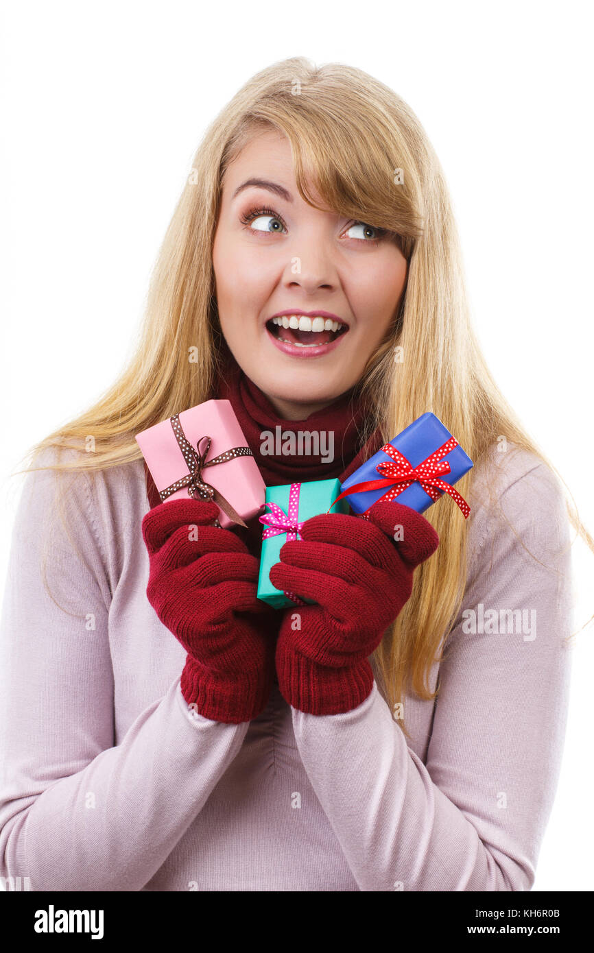Sorridenti donna nei guanti di lana avvolto di contenimento di regali di Natale, Valentino, compleanno o altra celebrazione Foto Stock
