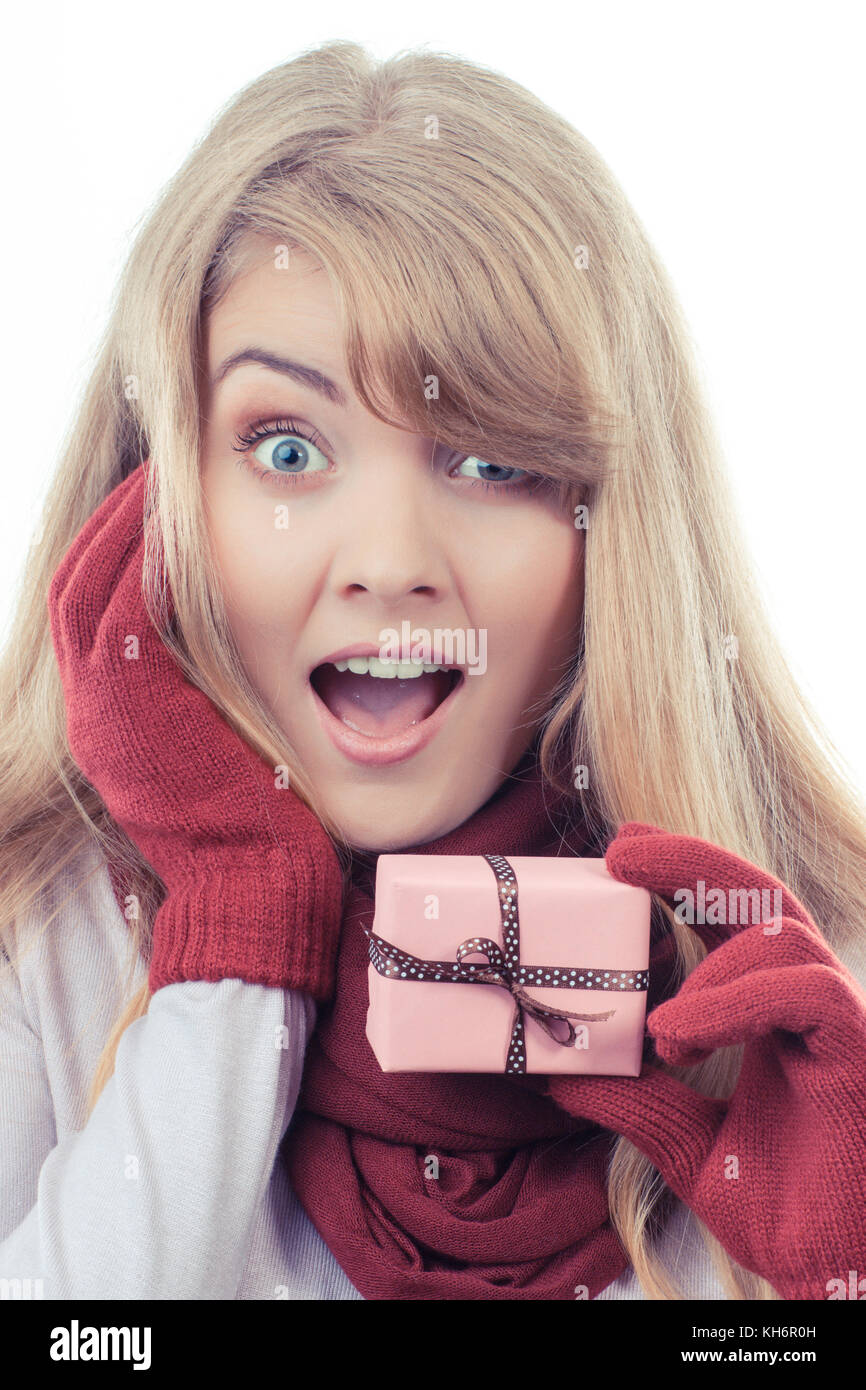 Foto d'epoca, donna sorridente in guanti di lana avvolto di contenimento regalo per Natale, Valentino, compleanno o altra celebrazione Foto Stock