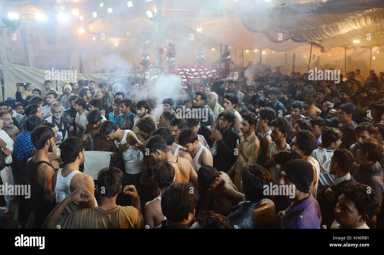 Lahore, Pakistan. Xiii nov, 2017. Il pakistan musulmani sciiti si battono il petto durante assistere ad una processione chehlum di hazrat imam hussain (ra) grand figlio di Muhammad (PBSL))e i suoi compagni, prelevato per imambargah jageer ali akbar bahria città organizzato da syed mehmood akhtar naqvi a Lahore il 13 novembre 2017. Credito: rana sajid hussain/Pacific press/alamy live news Foto Stock