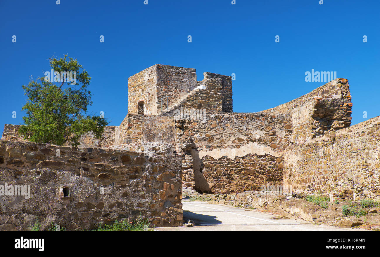 La vista della torre carouche con il cortile interno del castello di mertola. mertola. Portogallo Foto Stock