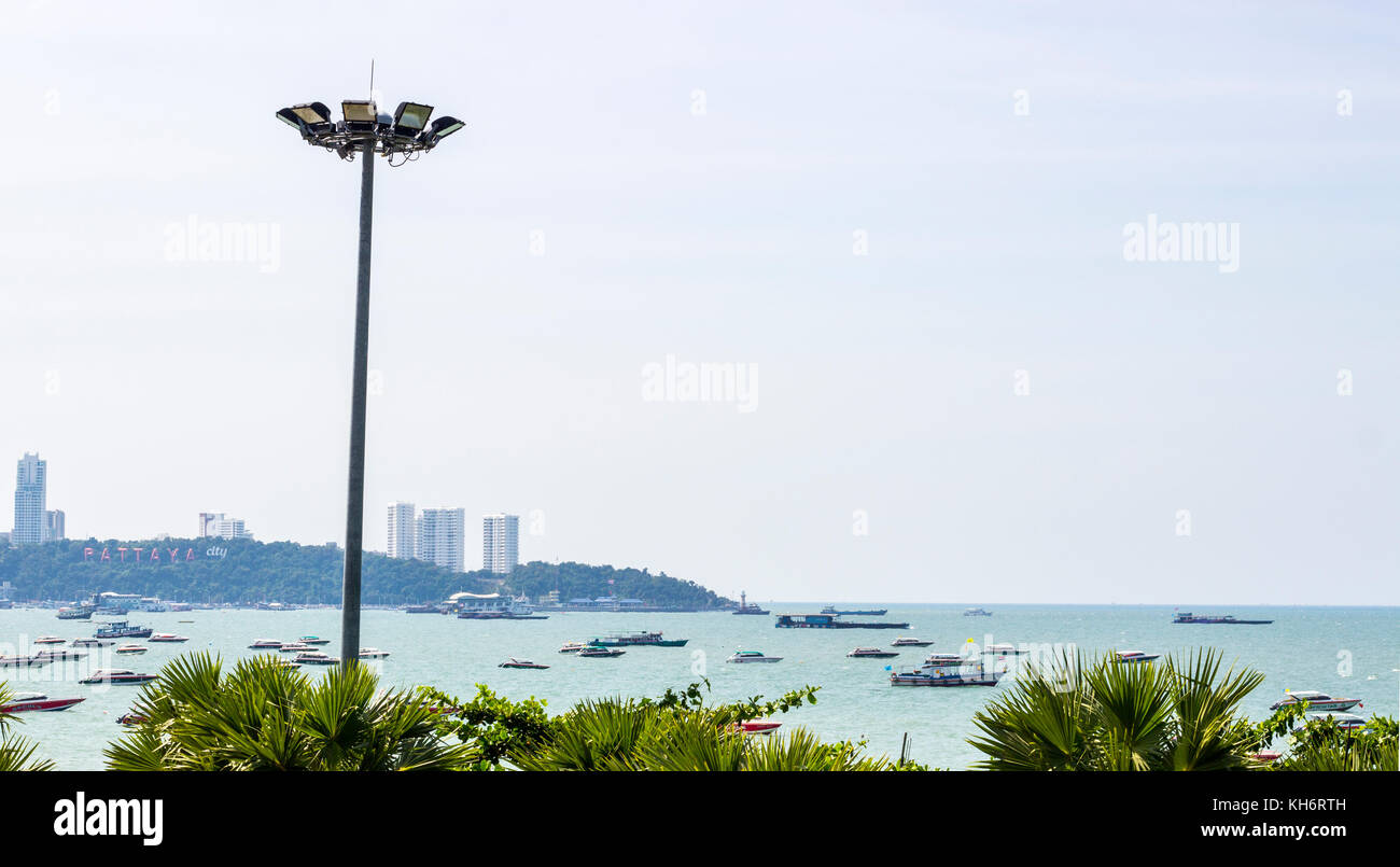 PATTAYA, Tailandia - 2 gennaio 2016:vista delle barche in mare a Pattaya City il 2 gennaio 2016 in Chonburi, Thailandia. Foto Stock