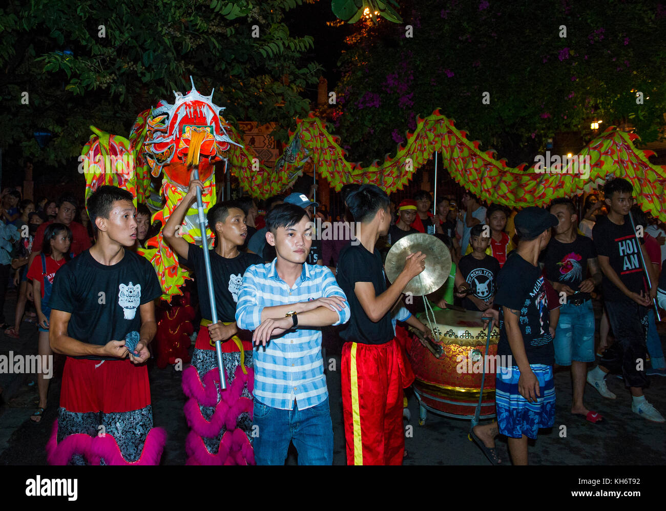 I partecipanti in una danza leone durante la metà autunno festiaval in Hoi An ,Vietnam Foto Stock