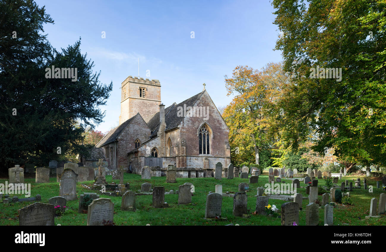 San Pietro e la chiesa di St Paul in autunno. broadwell, Cotswolds, Oxfordshire, Inghilterra, panoramiche Foto Stock