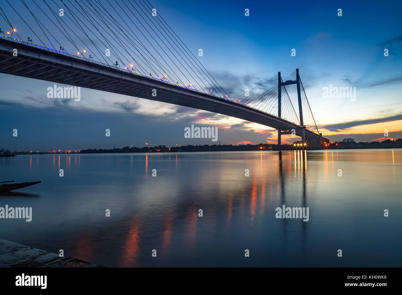 Setu vidyasagar - il ponte strallato sul Fiume Hooghly al tramonto. fotografia scattata da princep ghat kolkata india Foto Stock