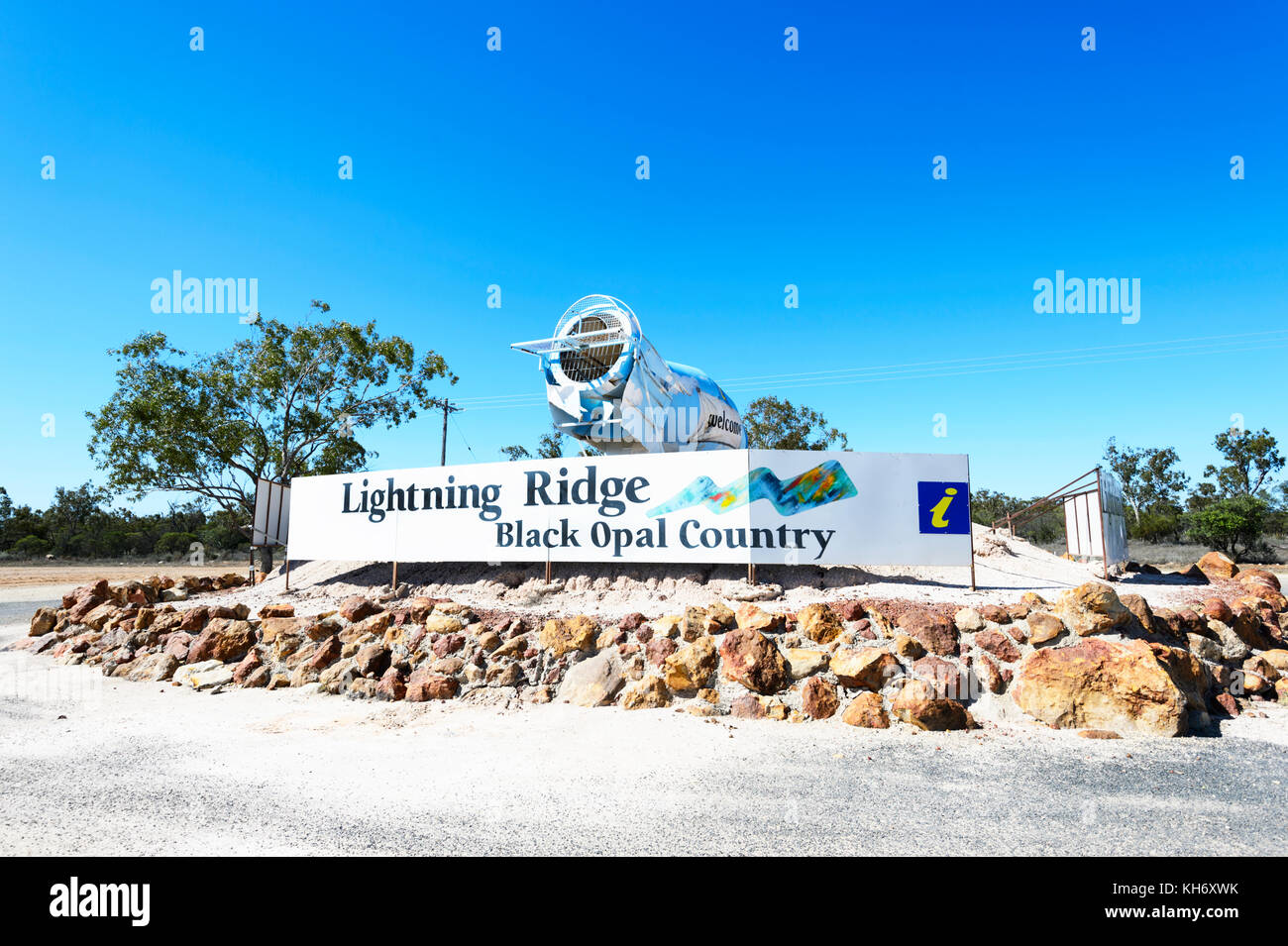 Segno di benvenuto presso l'entrata di Lightning Ridge, capitale del black opali, Nuovo Galles del Sud, NSW, Australia Foto Stock