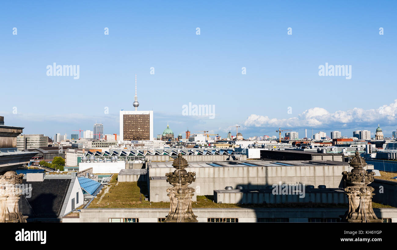 Viaggio in Germania - sopra la vista della città di Berlino con la torre della tv dal tetto del palazzo del Reichstag nel mese di settembre Foto Stock