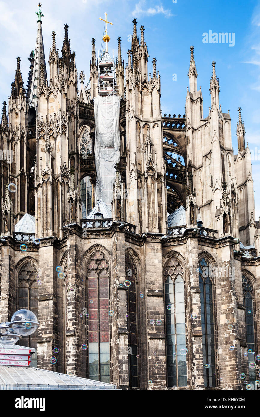 Viaggio in Germania - soapbubbles e Cattedrale di Colonia (chiesa cattedrale di San Pietro) nel mese di settembre Foto Stock