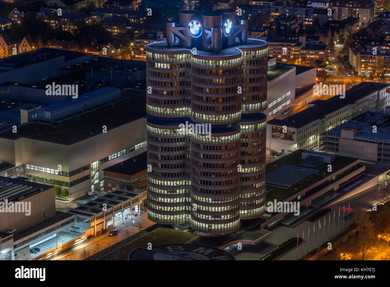 Monaco di Baviera, Germania - 3 novembre 2017: il lit bmw torre durante il blu ora da sopra Foto Stock