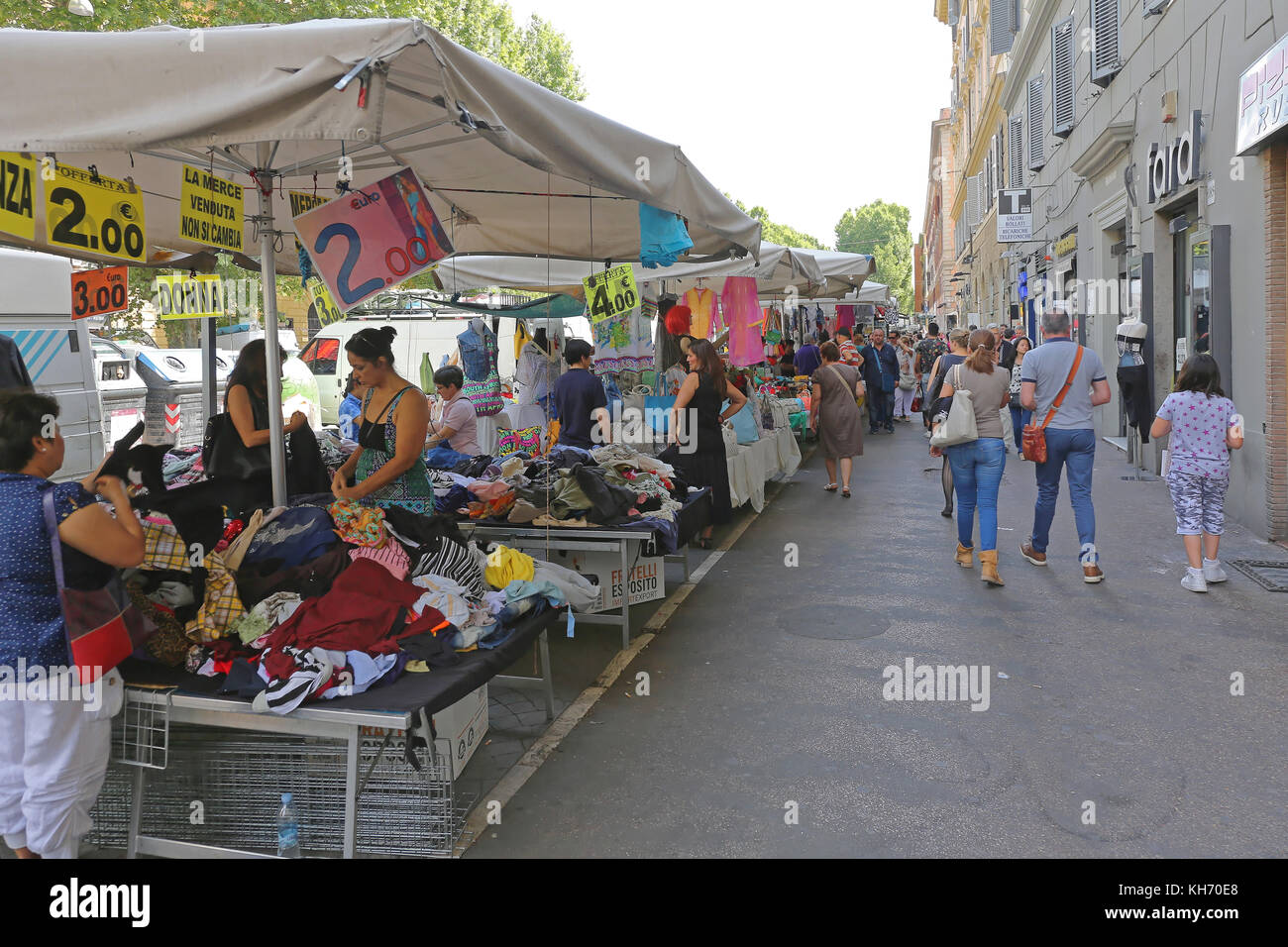 ROMA, ITALIA - 30 GIUGNO 2014: Bancarelle del mercato di strada con abbigliamento economico a Roma, Italia. Foto Stock