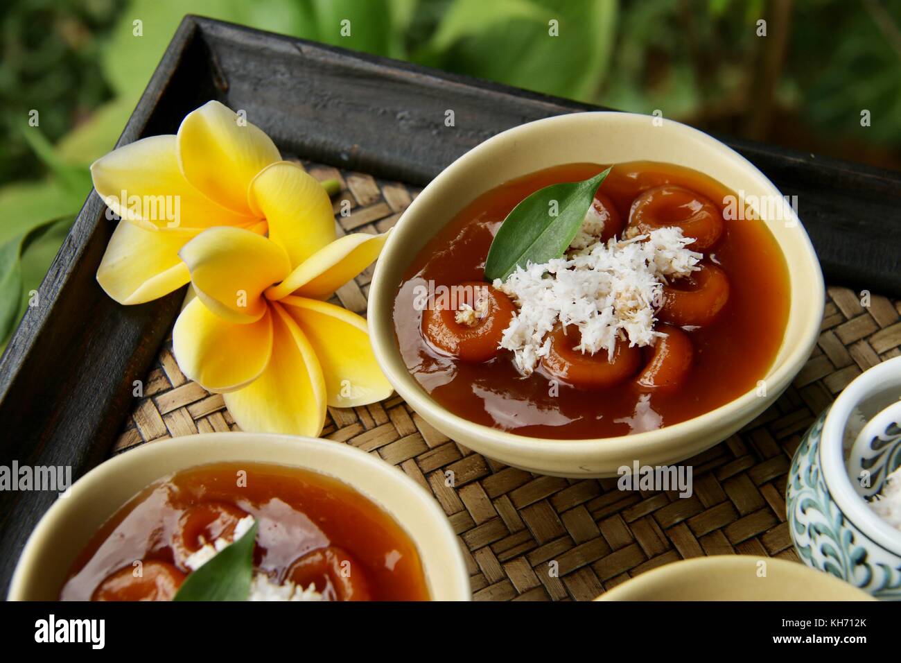 Jaja batun bedil, balinese tradizionale snack di riso glutinoso sfere in palm zuppa di zucchero Foto Stock
