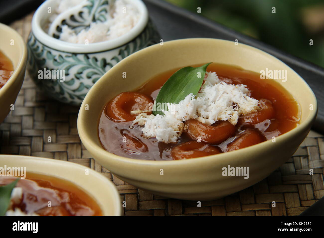 Jaja batun bedil, balinese tradizionale snack di riso glutinoso sfere in palm zuppa di zucchero Foto Stock