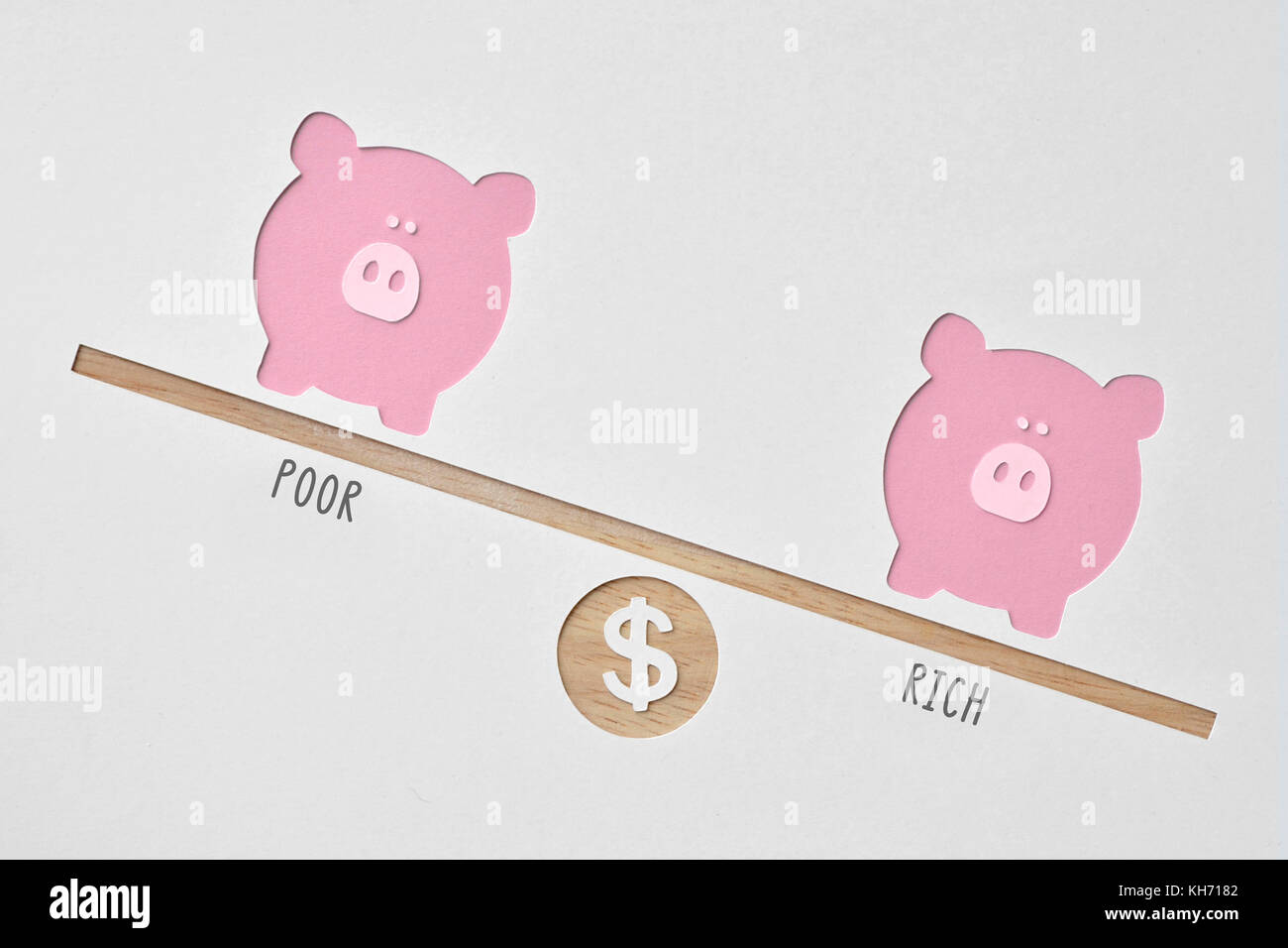 Ricchi e poveri piggy banche - Concetto di disuguaglianza Foto Stock