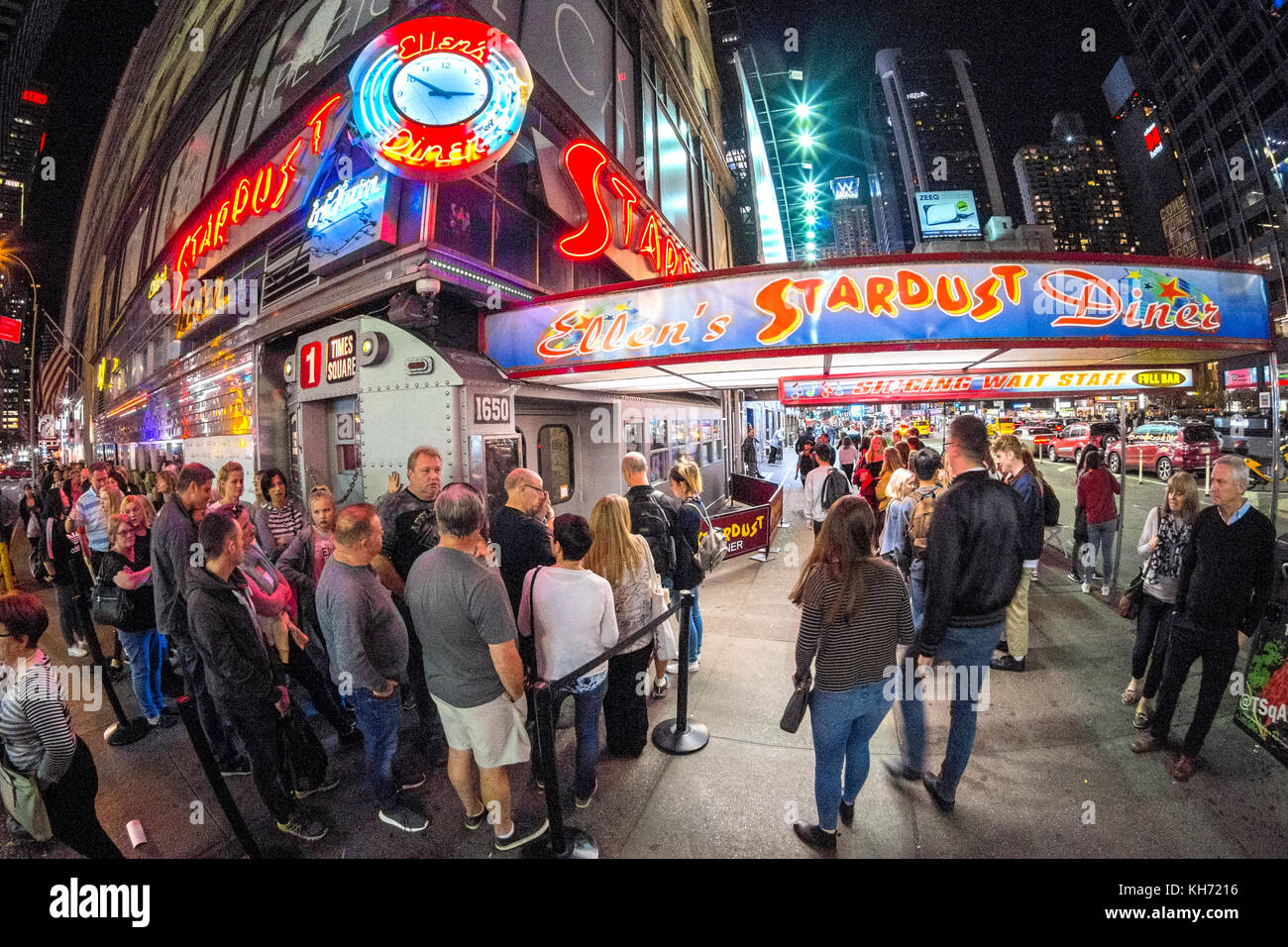 La coda per entrare in Ellen's Stardust Diner, Broadway, New York City, Stati Uniti d'America. Foto Stock