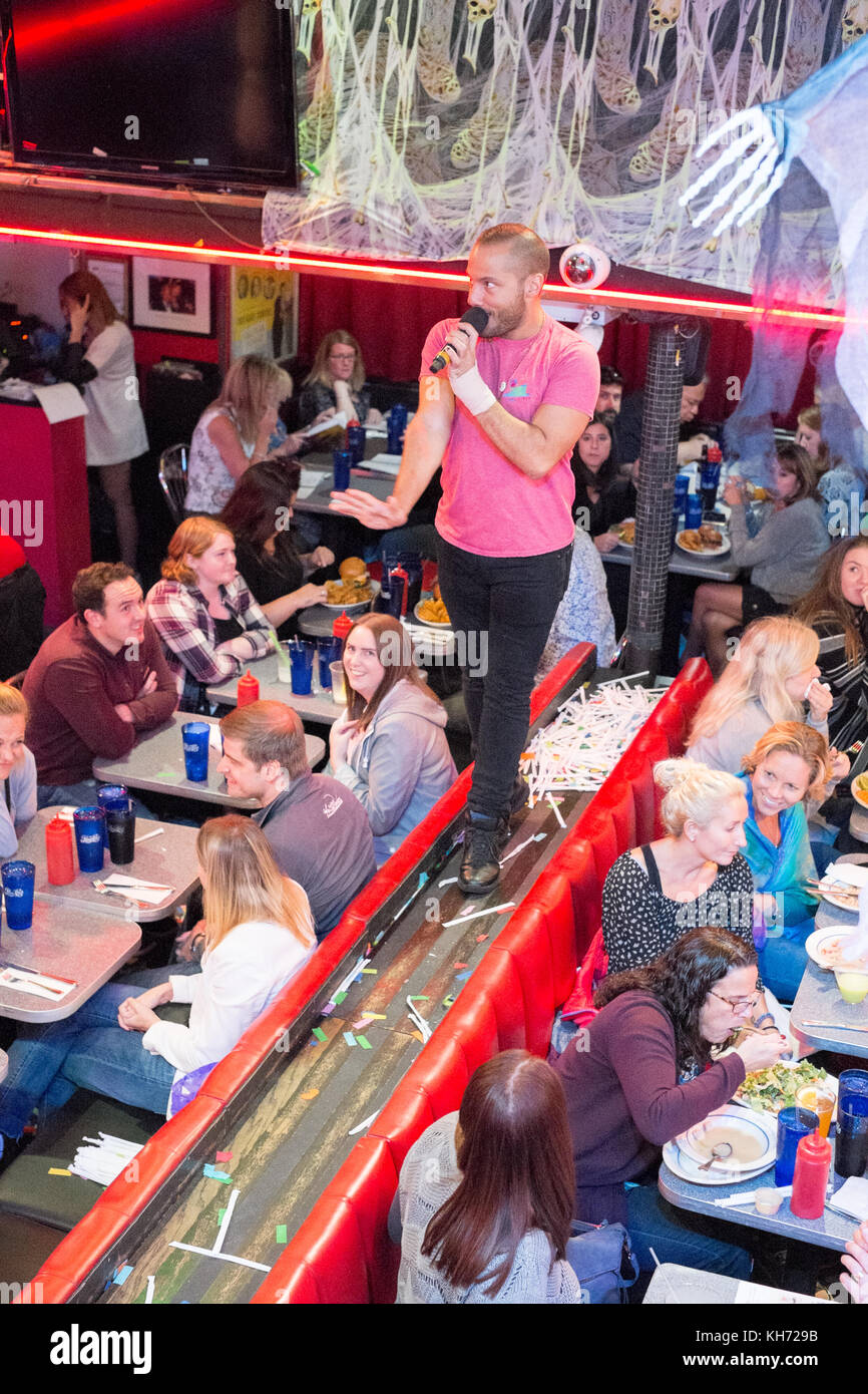 Ellen's Stardust Diner, famosa per i suoi canti waiting staff, Broadway, New York City, Stati Uniti d'America. Foto Stock