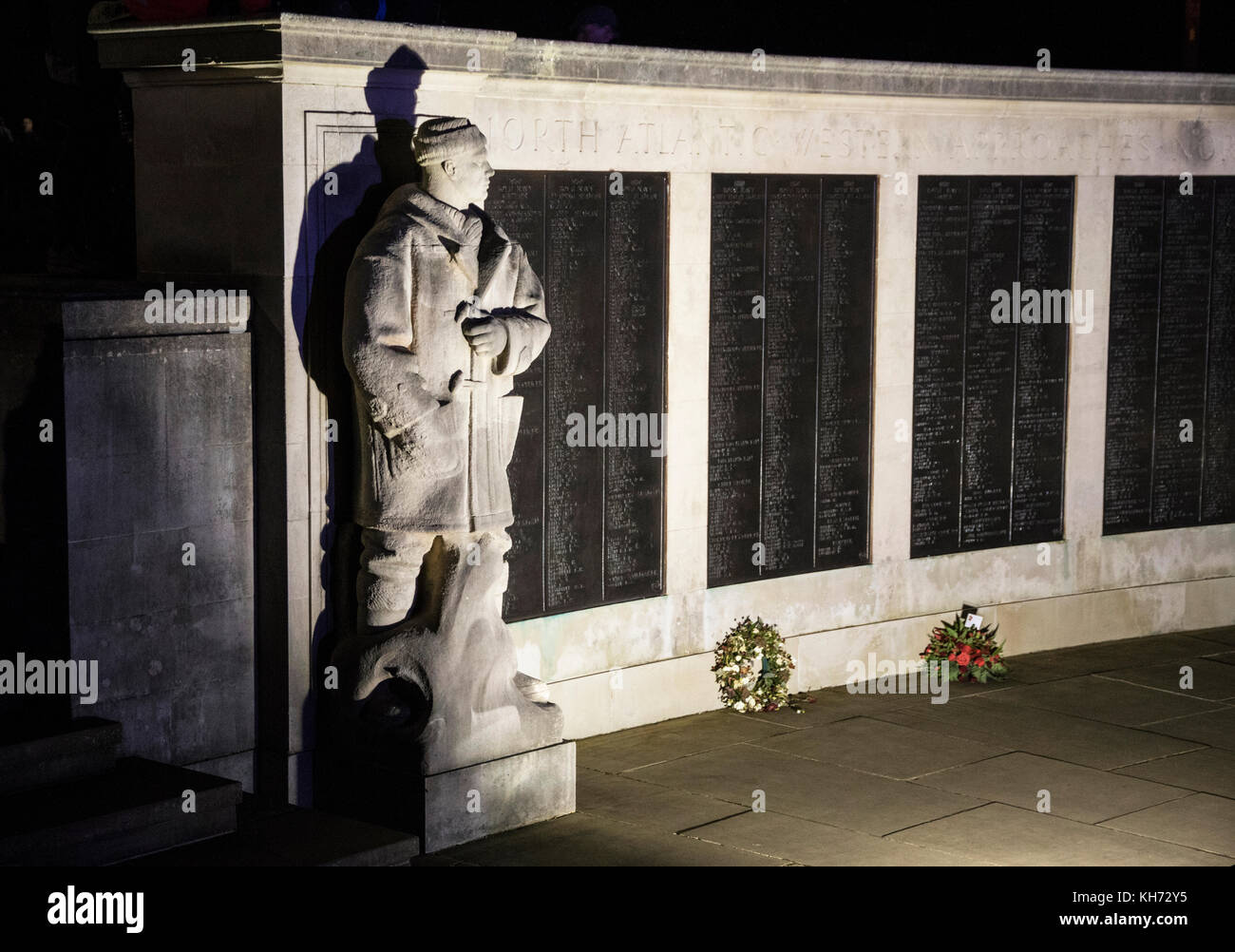 War Memorial, la zappa, Plymouth, Atlantico settentrionale e occidentale e sezione di approcci, night shot Foto Stock