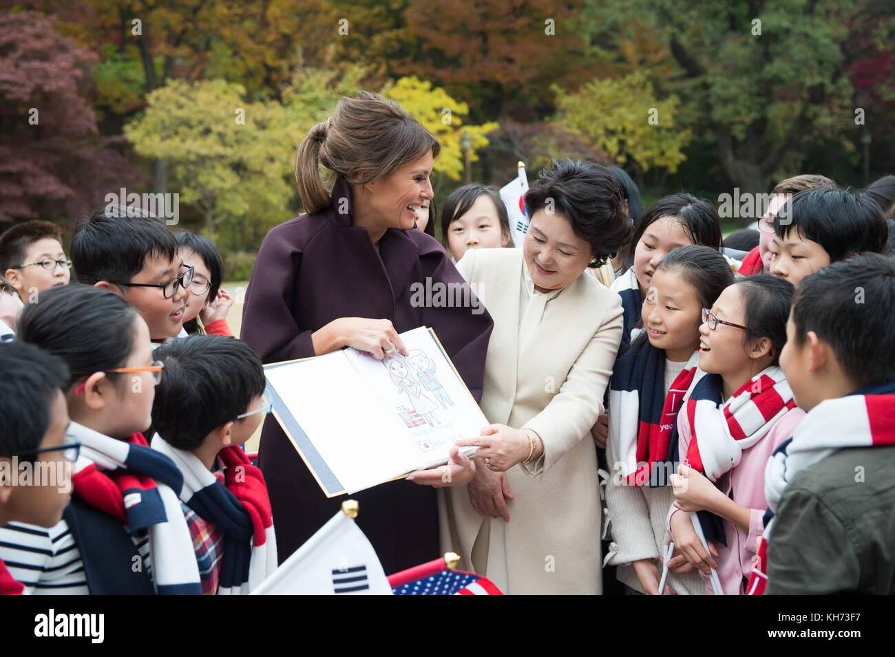 U. La first lady Melania Trump con gli studenti delle scuole medie coreane durante un evento Girls Play 2 nell'ambito della campagna di sensibilizzazione olimpica presso la residenza degli ambasciatori degli Stati Uniti il 7 novembre 2017 a Seoul, Corea del Sud. Trump è la seconda tappa di un volo di 13 giorni attraverso l'Asia. Foto Stock