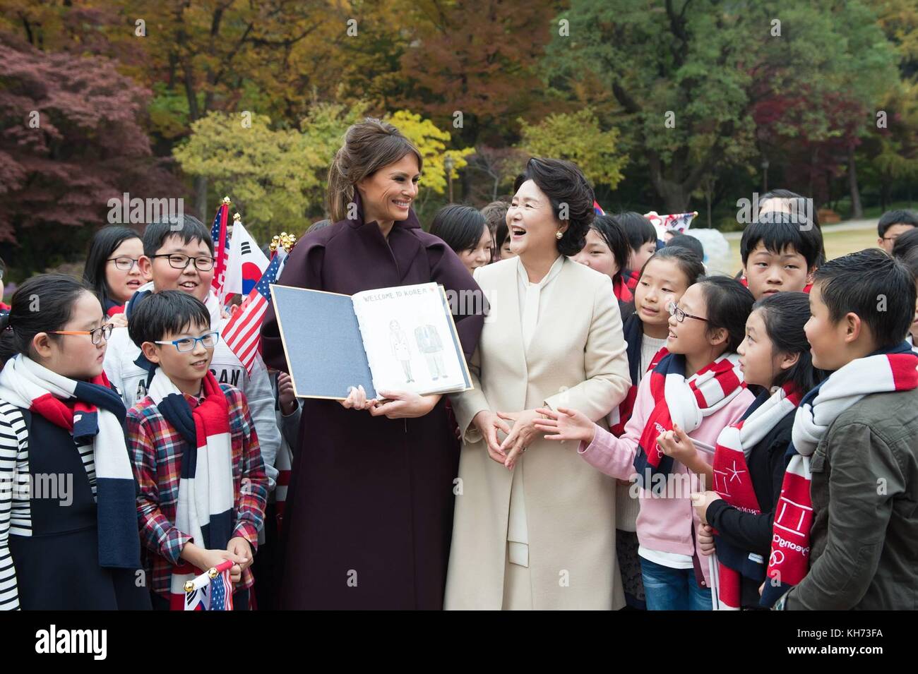 U.s prima signora melania trump coreano con gli studenti delle scuole medie durante un girls riproduci 2 evento come parte dell'Olimpico campagna di divulgazione presso gli Stati Uniti ambasciatori residence Novembre 7, 2017 a Seul, in Corea del sud. trump è la seconda fermata di un 13-giorno oscillare attraverso l'Asia. Foto Stock