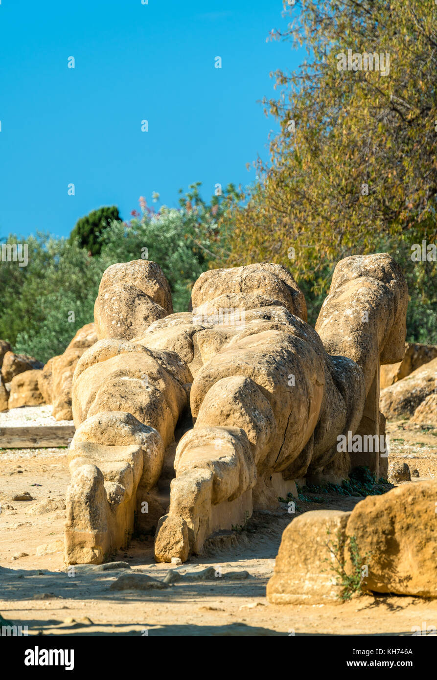 Caduto statua di atlas presso il Tempio di Zeus nella valle dei templi nei pressi di AGRIGENTO, SICILIA Foto Stock