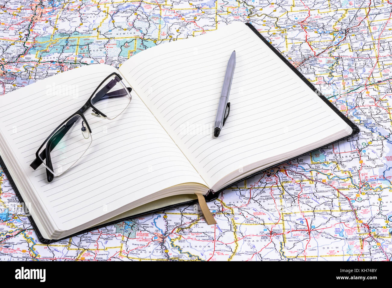 Un ufficiale seduto su una mappa con un paio di occhiali e di una penna in metallo. Foto Stock