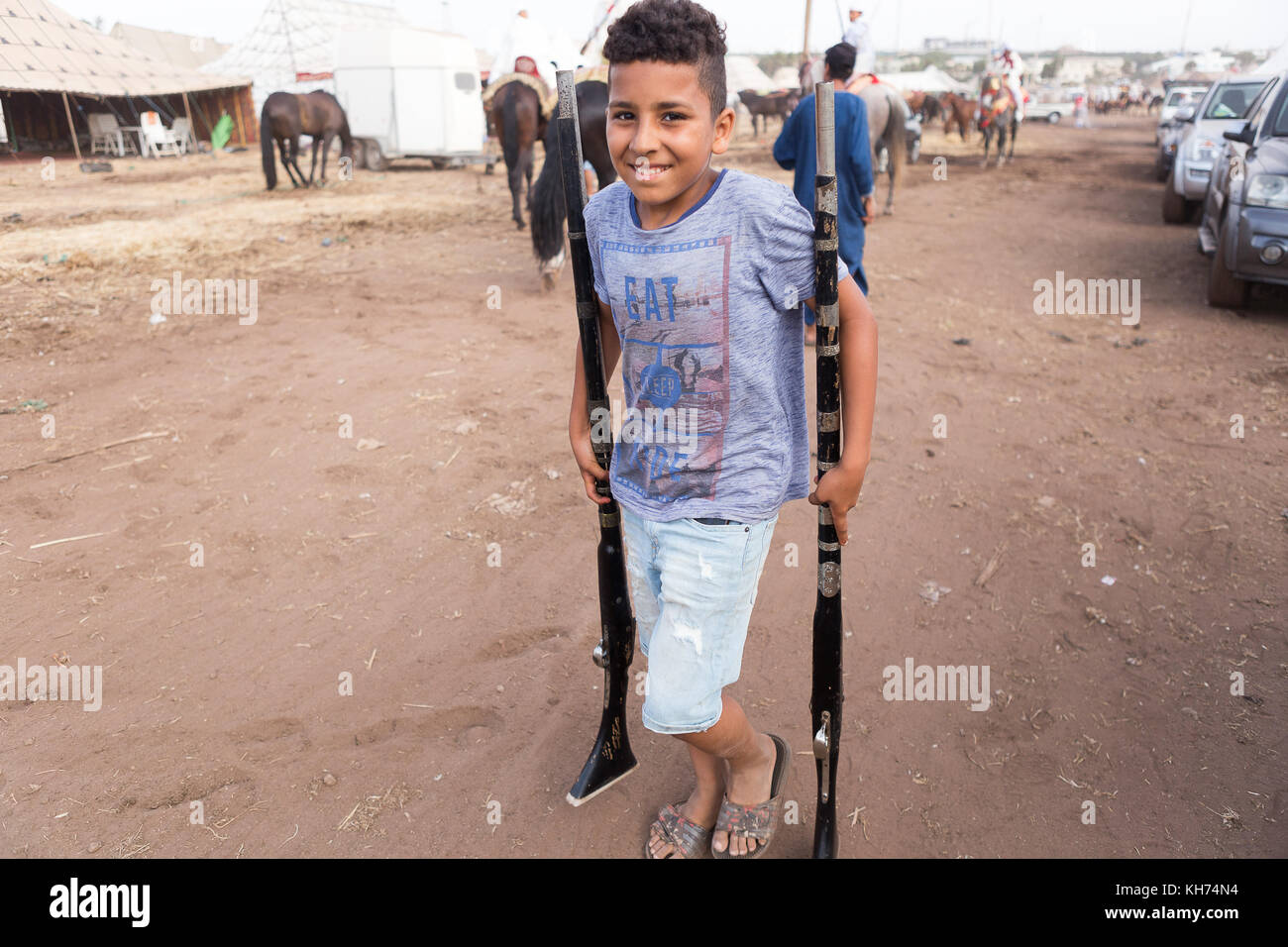 Fantasia è un tradizionale mostra di equitazione nel Maghreb eseguita durante le manifestazioni culturali e per chiudere magrebino festeggiamenti nuziali. Foto Stock