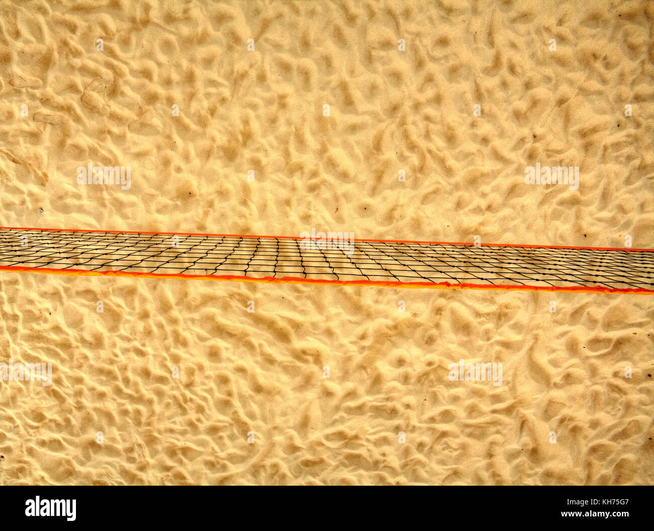 Antenna di polo HDR (high dynamic range) immagine di un campo da beach volley. Include una netta prospettiva angolata della net e sottolinea la consistenza della sabbia Foto Stock