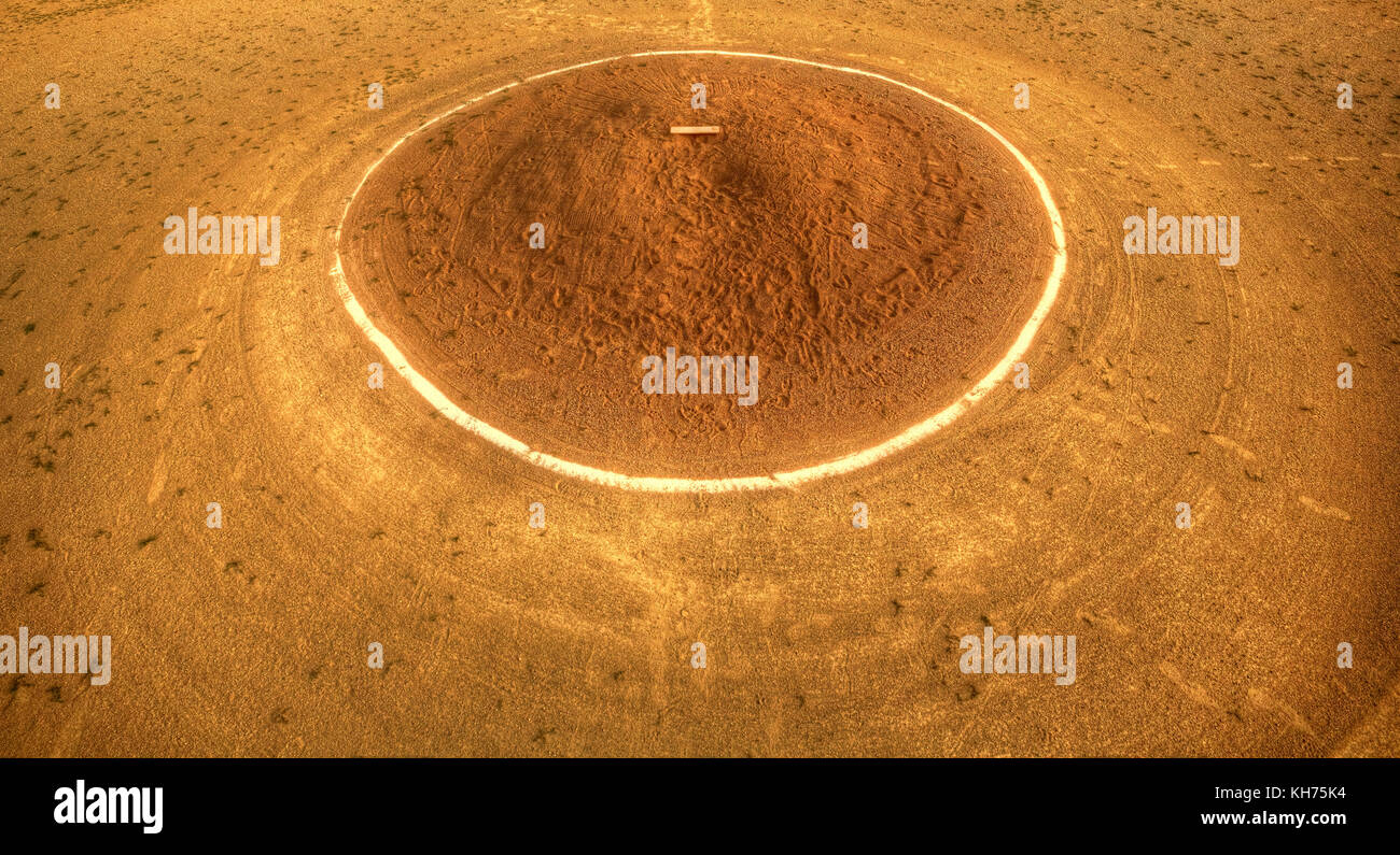 Antenna di polo HDR (high dynamic range) immagine di un lanciatore di baseball il tumulo sporco con pitching, lastra di gesso bianco cerchio e molte tracce. Foto Stock