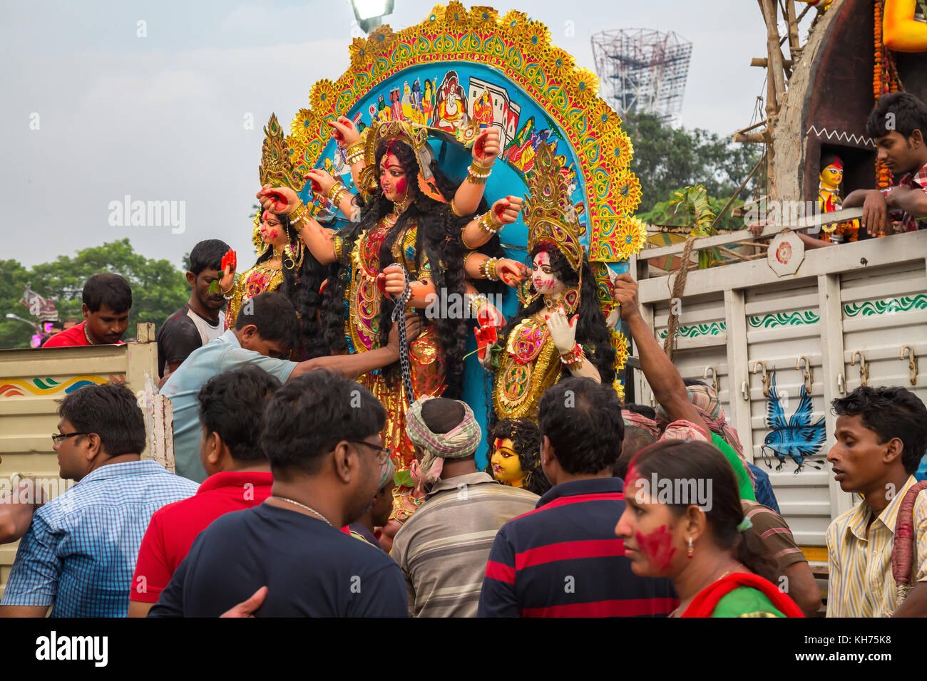 Durga puja idolo cerimonia di immersione a kolkata india. dea durga immersione nel fiume Gange a babughat come parte dei rituali del festival Foto Stock