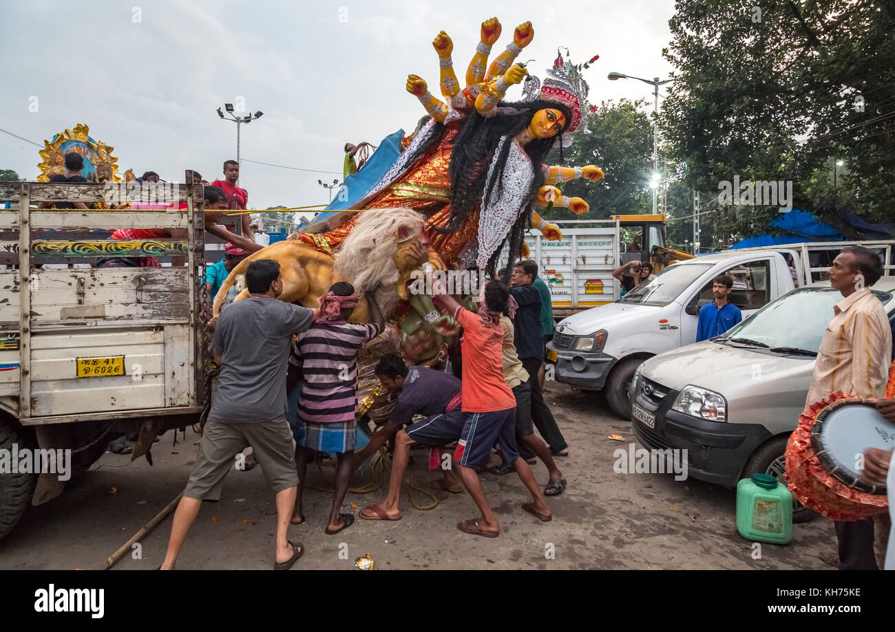 Durga puja idolo cerimonia di immersione a kolkata india. dea durga immersione nel fiume Gange a babughat come parte dei rituali del festival Foto Stock