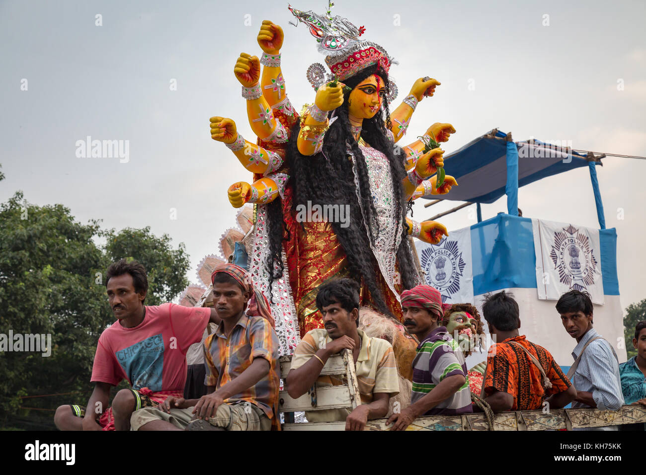 Durga puja idolo cerimonia di immersione a kolkata india. dea durga immersione nel fiume Gange a babughat come parte dei rituali del festival Foto Stock