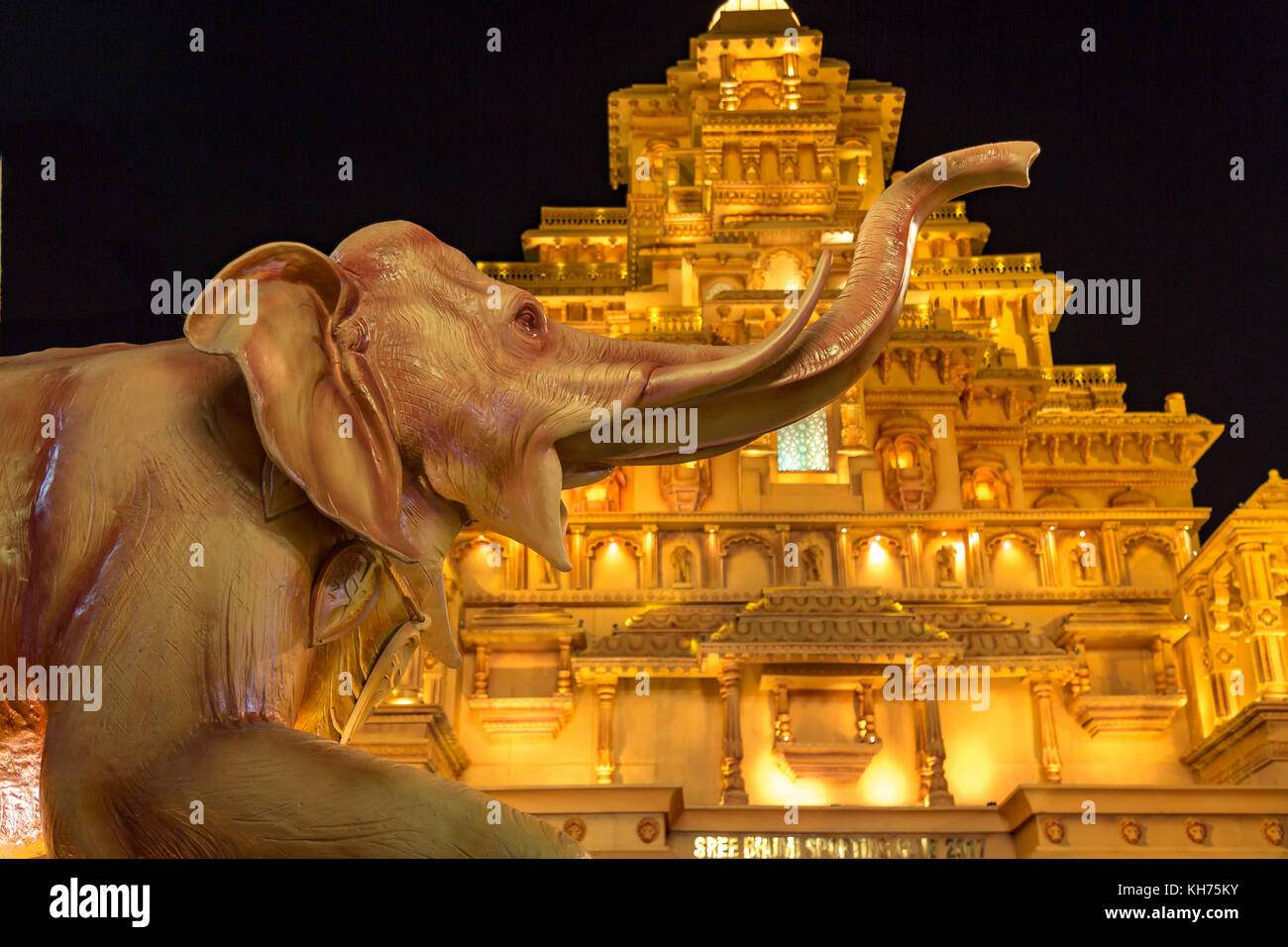 Creative durga tempio costruito per replicare un indiano Royal Palace a Durga puja in nord kolkata Foto Stock