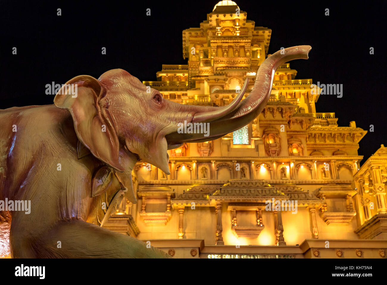 Creative durga tempio costruito per replicare un indiano Royal Palace a Durga puja in nord kolkata Foto Stock
