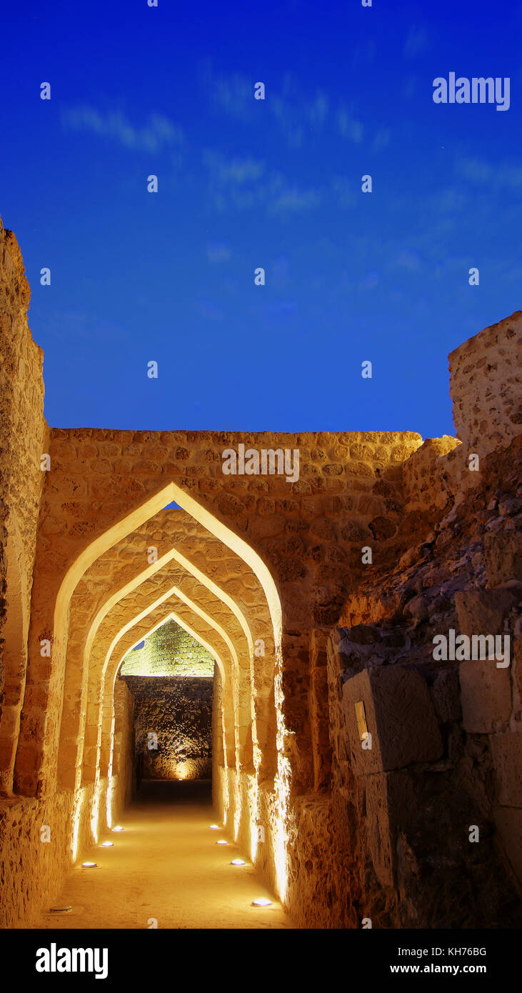 Rovine di Qal'at al Bahrain, Manama, Bahrain al magico ora blu. Una notte scape di questo sito del Patrimonio mondiale dell'UNESCO Foto Stock