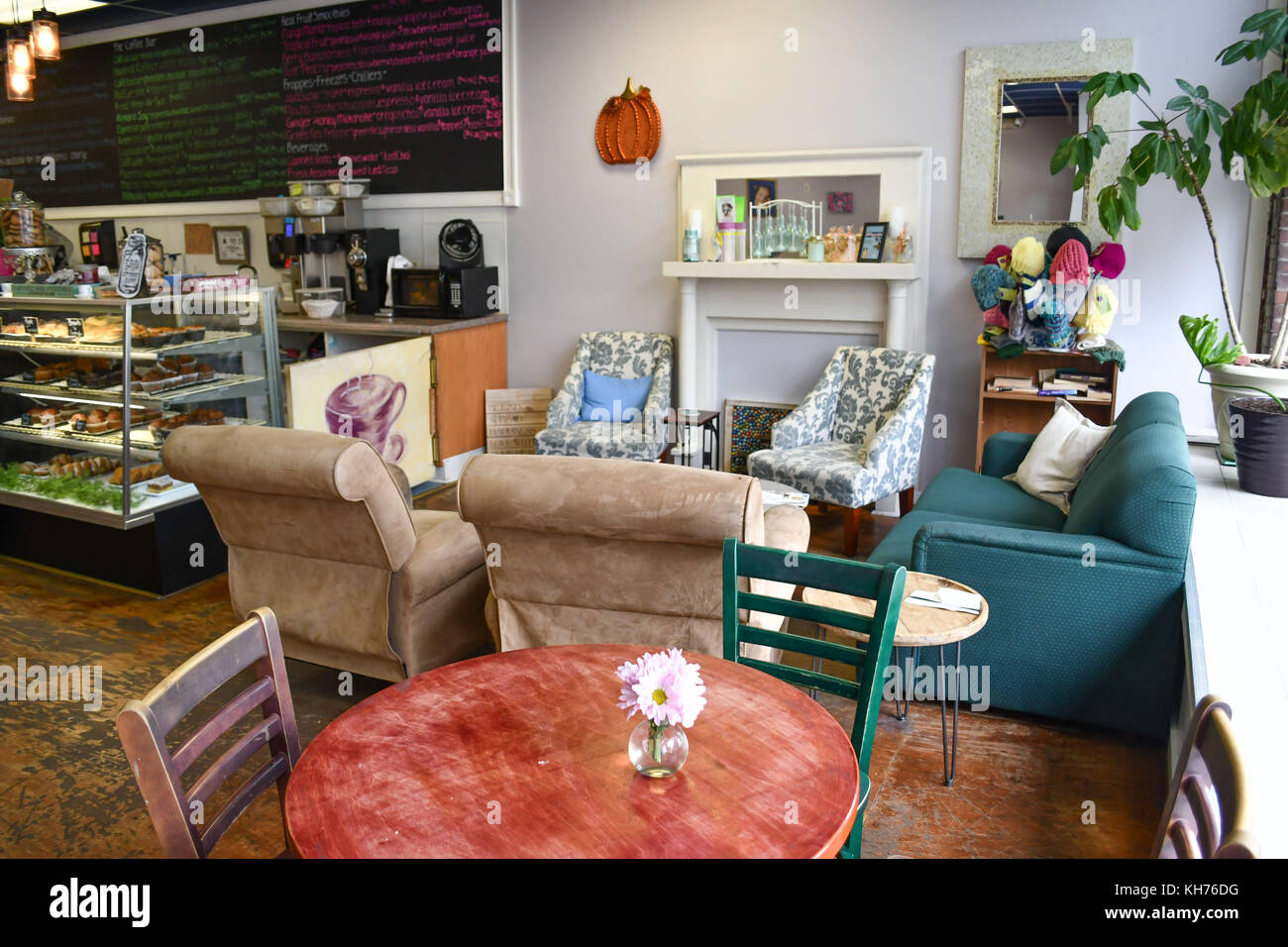 Il cafe ristorante interno con cibo colorato casi riempito con dolci e cibi sani. Il display luminoso per un pranzo informale in un elegante sala da pranzo alla moda Foto Stock