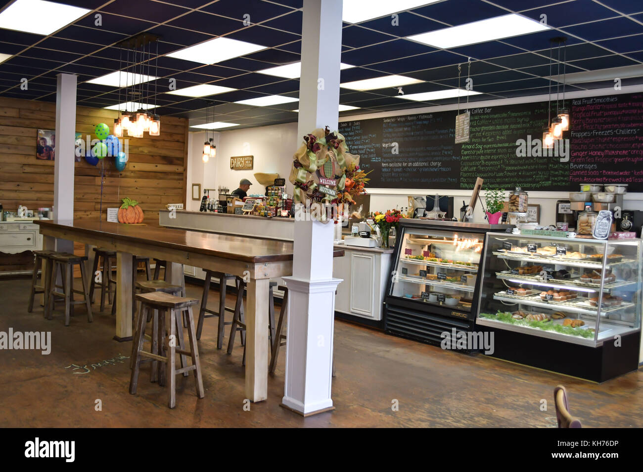 Il cafe ristorante interno con cibo colorato casi riempito con dolci e cibi sani. Il display luminoso per un pranzo informale in un elegante sala da pranzo alla moda Foto Stock