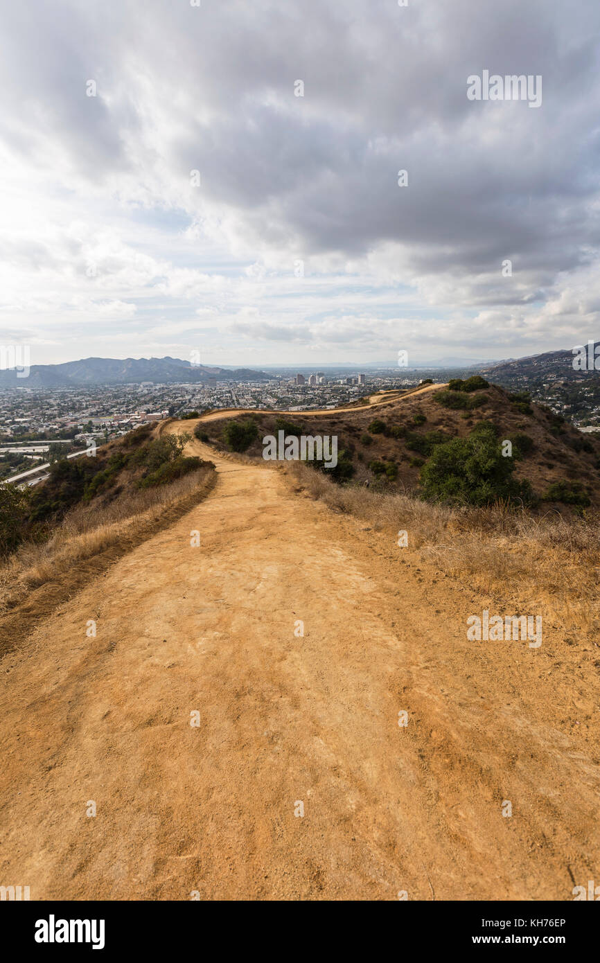 Urban hilltop sentiero escursionistico al di sopra di Los Angeles e a Glendale in California del sud. Foto Stock