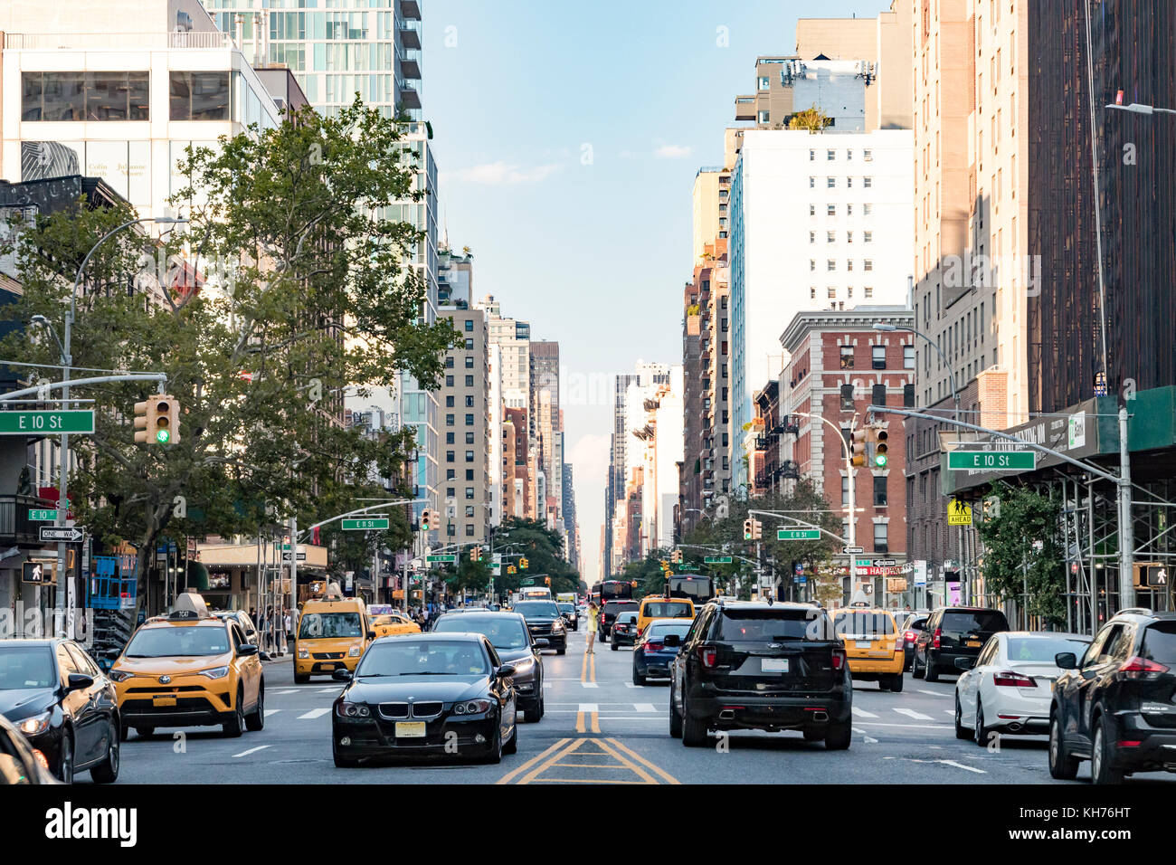 New York City - circa 2017: Rush Hour dorsi di traffico lungo la terza avenue con auto, taxi e autobus affollano le strade dell'East Village neighborho Foto Stock