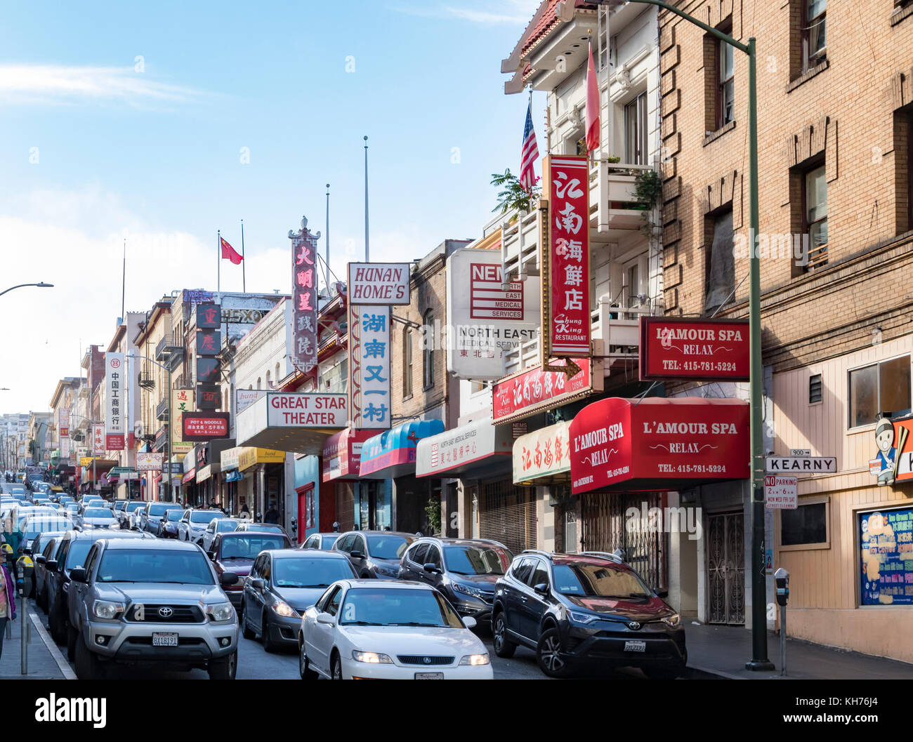 SAN FRANCISCO - 2017 CIRCA: Il traffico torna di fronte a negozi e aziende in Jackson Street, nel quartiere Chinatown di San Francisco, California Foto Stock