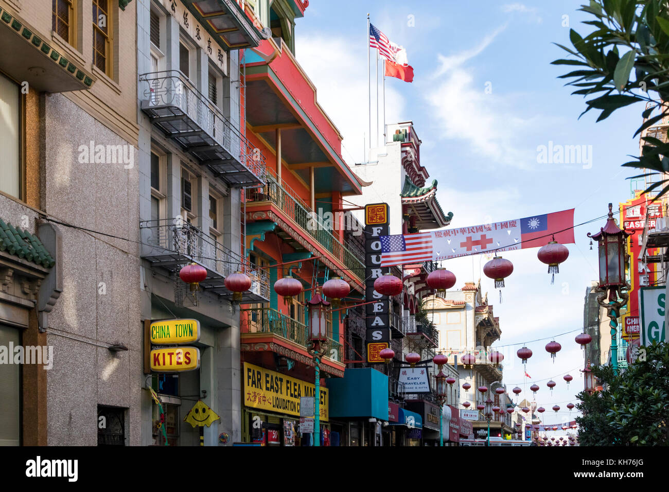 SAN FRANCISCO - CIRCA 2017: Edifici colorati e cartelli sono affollati lungo Grant Street nel quartiere Chinatown di San Francisco, C. Foto Stock