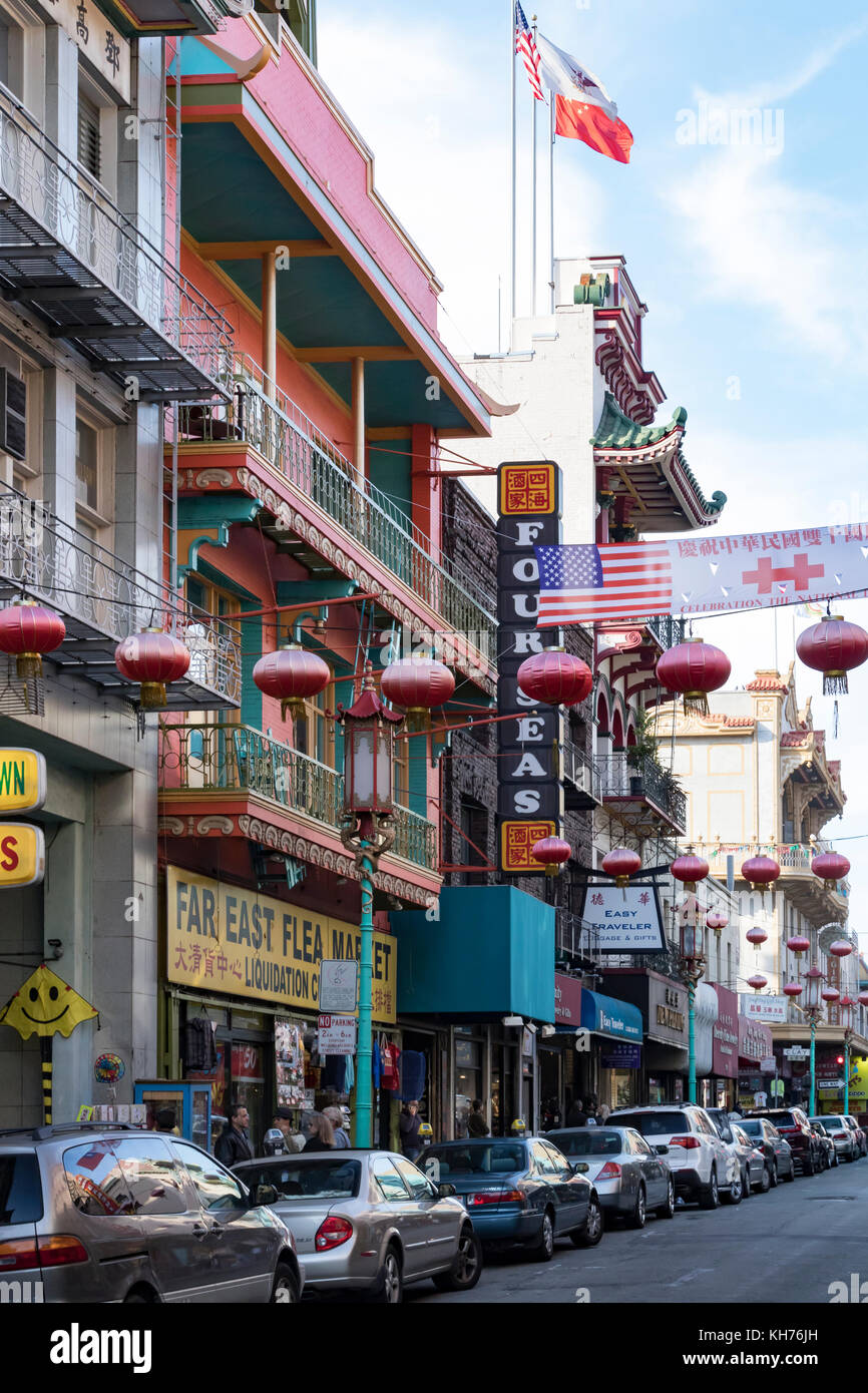 SAN FRANCISCO - CIRCA 2017: Edifici colorati e cartelli sono affollati lungo Grant Street nel quartiere Chinatown di San Francisco, C. Foto Stock