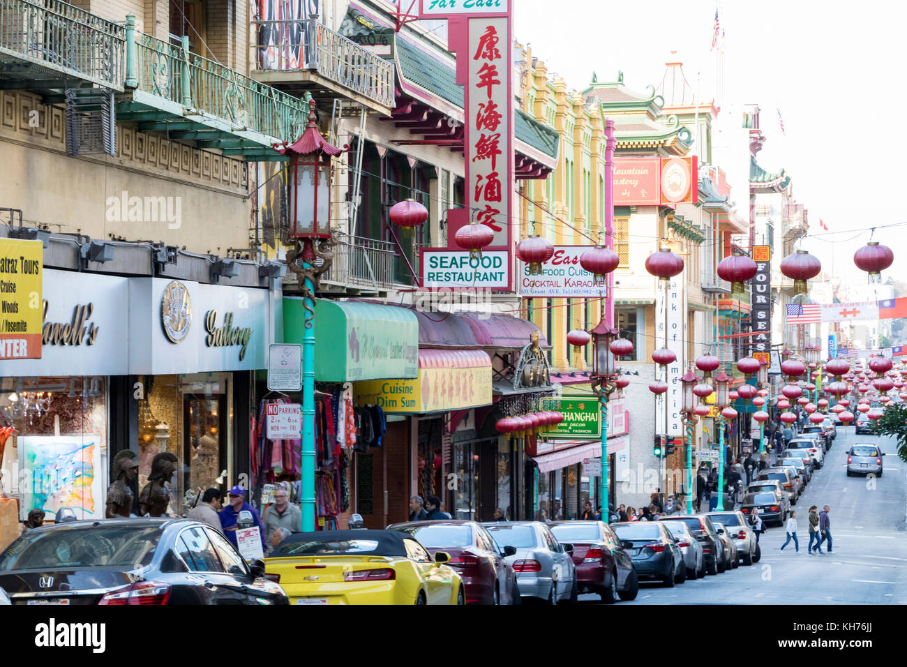 SAN FRANCISCO - CIRCA 2017: Folle di persone camminano vicino ai negozi e ai ristoranti lungo Grant Street nel quartiere Chinatown di San Francisco, CA. Foto Stock