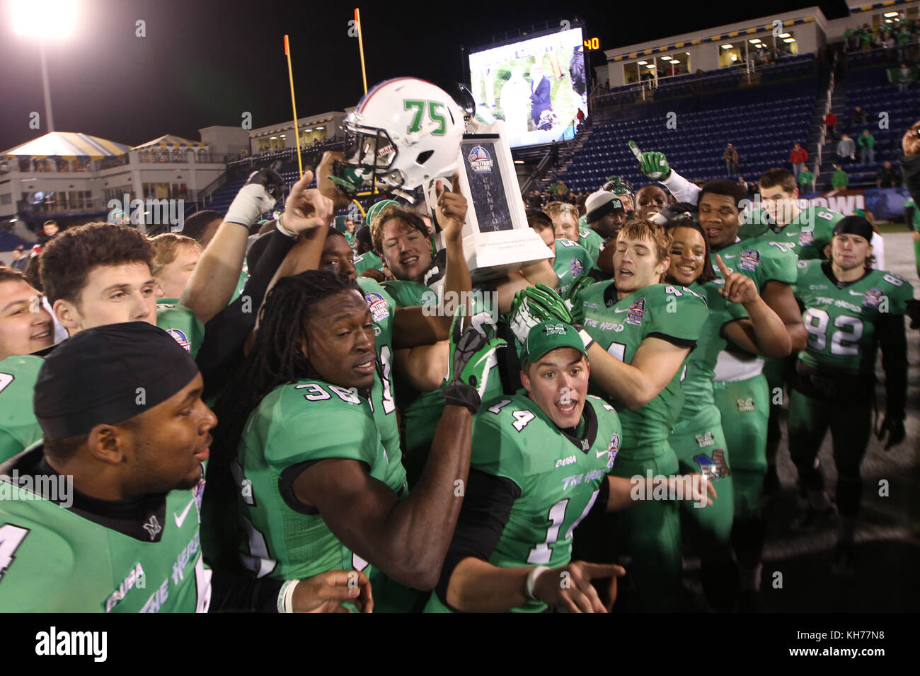 Annapolis, MD - 27 DICEMBRE: Il team di Marescianti Maresciallo festeggia dopo il Military Bowl del 2013 presso lo stadio del Memoriale del corpo della Marina militare di Annaplois, Maryland, il 27th dicembre 2013, dove Marshall vinse il Military Bowl del 2013 sul Maryland con un punteggio di 31-20. Credito: mpi34/MediaPunch Inc. Foto Stock