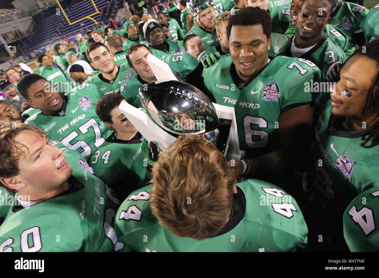 Annapolis, MD - 27 DICEMBRE: Il team di Marescianti Maresciallo festeggia dopo il Military Bowl del 2013 presso lo stadio del Memoriale del corpo della Marina militare di Annaplois, Maryland, il 27th dicembre 2013, dove Marshall vinse il Military Bowl del 2013 sul Maryland con un punteggio di 31-20. Credito: mpi34/MediaPunch Inc. Foto Stock