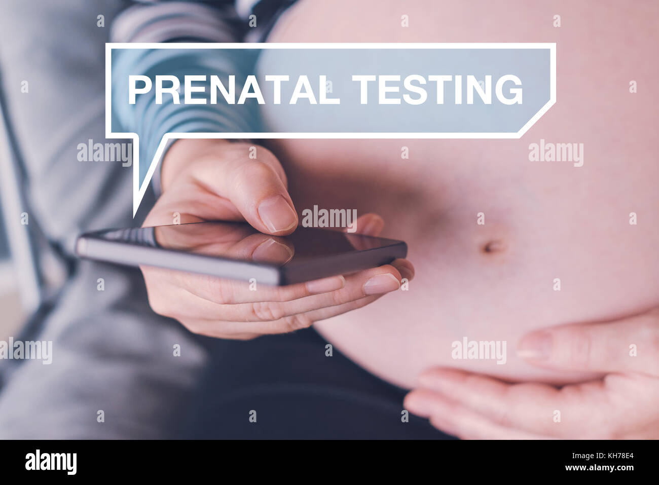 Donna incinta ricerca internet per test prenatale figlio il suo dispositivo martphone durante la gravidanza Foto Stock