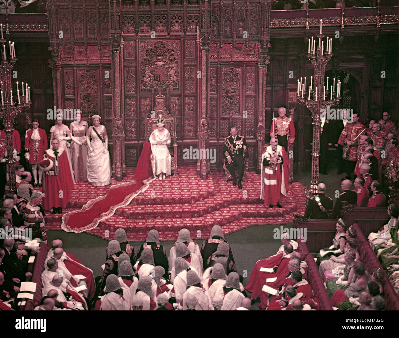 28/10/1958. La regina Elisabetta II, guardata dal duca di Edimburgo, legge il suo discorso dal Trono nella Camera dei Lord all'apertura di Stato del Parlamento. La coppia reale festeggerà il suo anniversario di nozze di platino il 20 novembre. Foto Stock