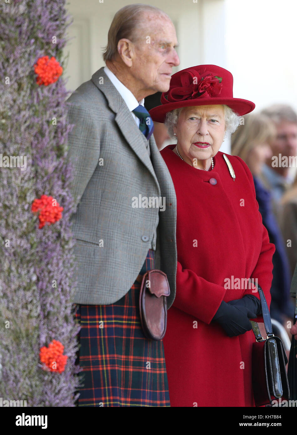 05/09/2015. Il Duca di Edimburgo e la Regina Elisabetta II durante il raduno di Braemar Royal Highland, si sono tenuti a breve distanza dalla tenuta Balmoral di Aberdeenshire. La coppia reale festeggerà il suo anniversario di nozze di platino il 20 novembre. Foto Stock